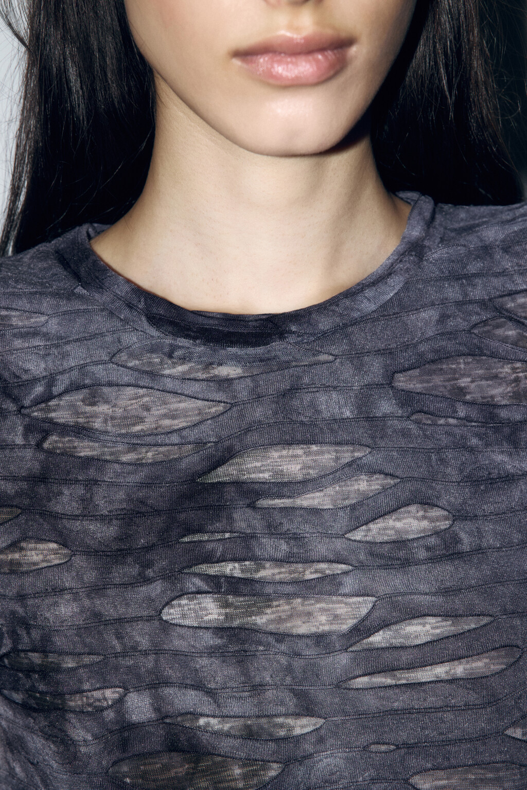 Футболка укороченная рваная с принтом - цвет серый - 6