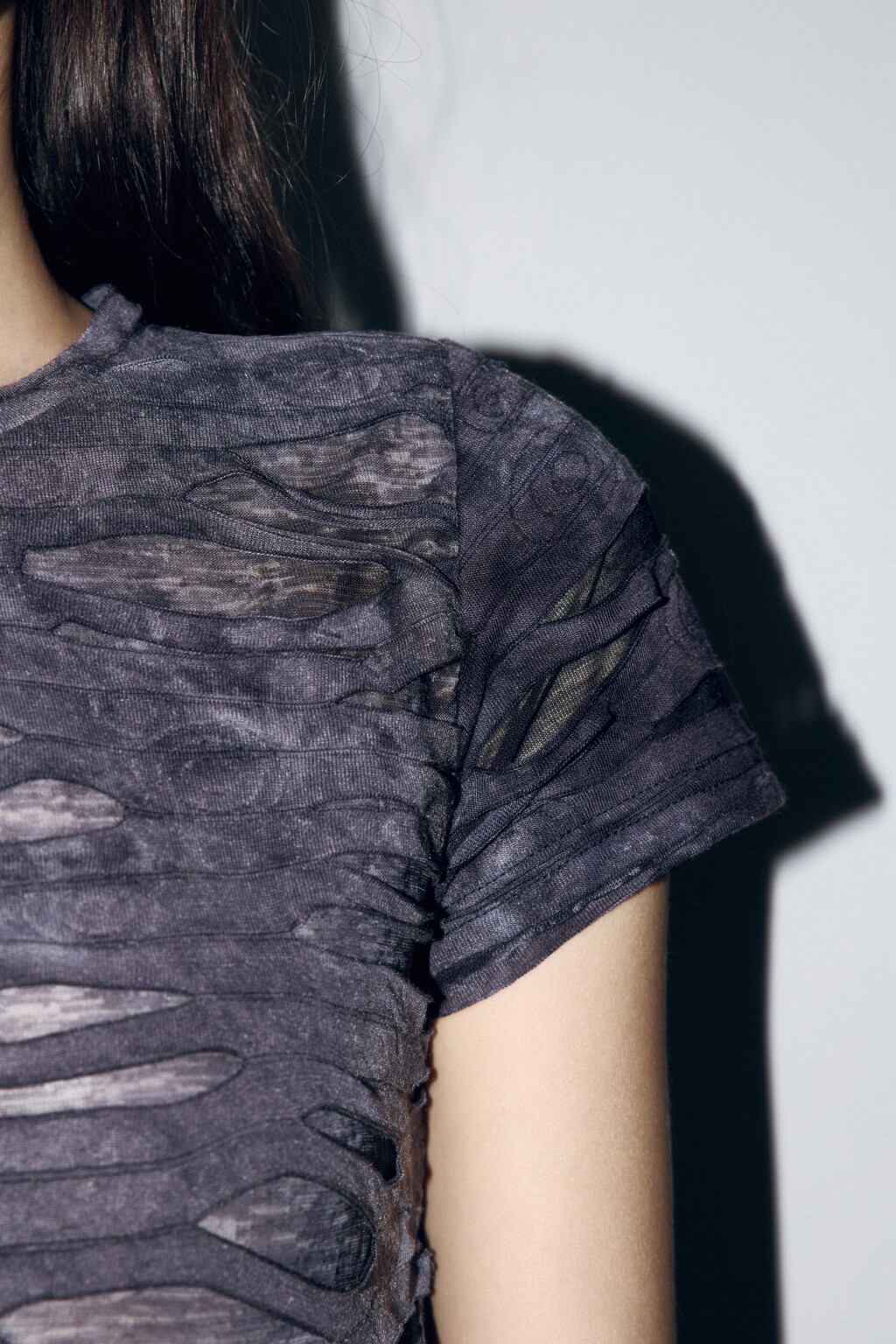 Футболка укороченная рваная с принтом - цвет серый - 7