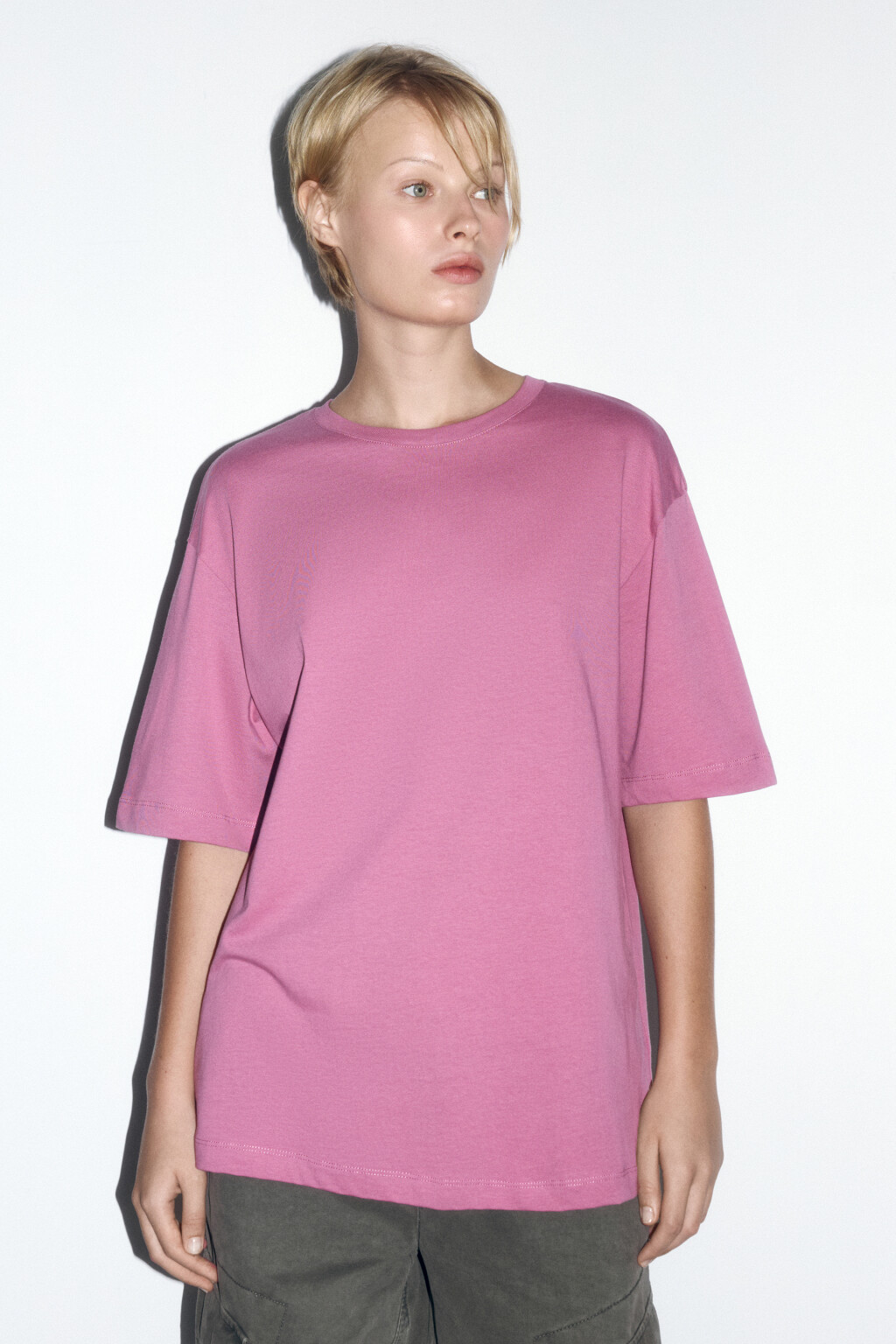 Футболка хлопковая с принтом-абстракцией - цвет розовый - 3