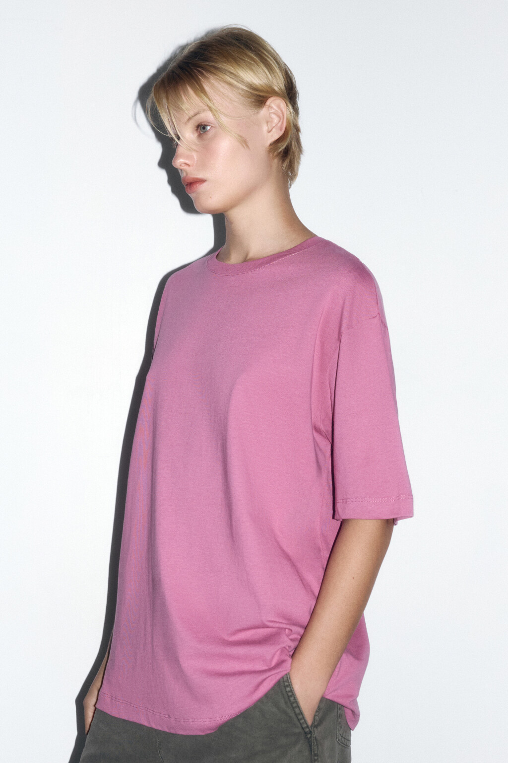 Футболка хлопковая с принтом-абстракцией - цвет розовый - 4