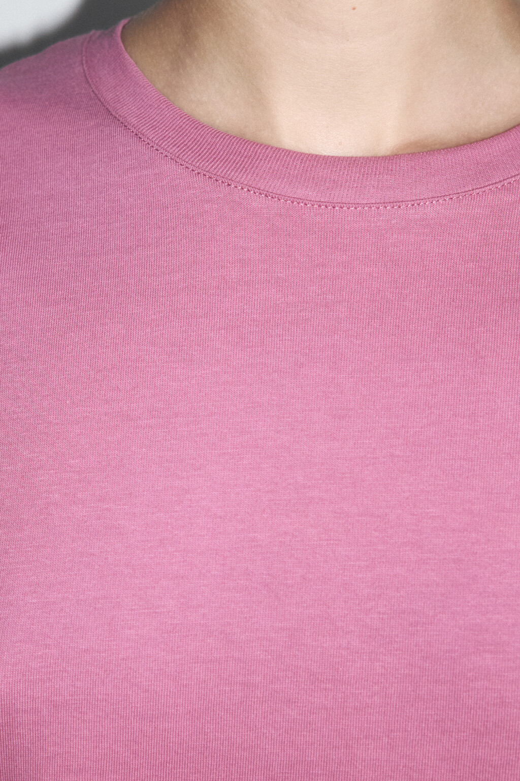 Футболка хлопковая с принтом-абстракцией - цвет розовый - 7