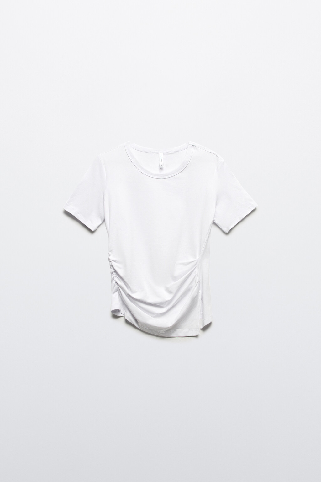 Футболка-топ с асимметричной драпировкой - цвет белый - 8
