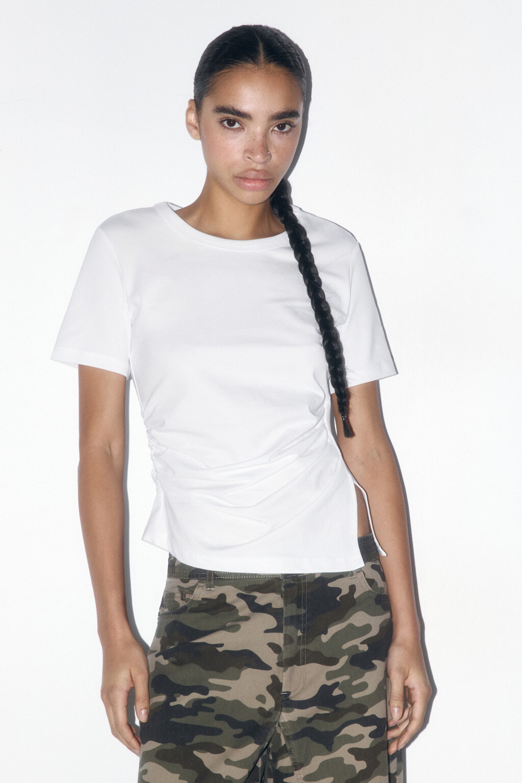 Футболка-топ с асимметричной драпировкой - цвет белый - 2