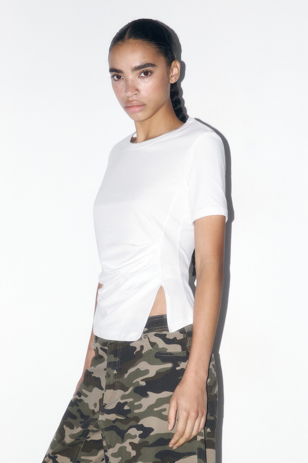 Футболка-топ с асимметричной драпировкой - цвет белый - 3