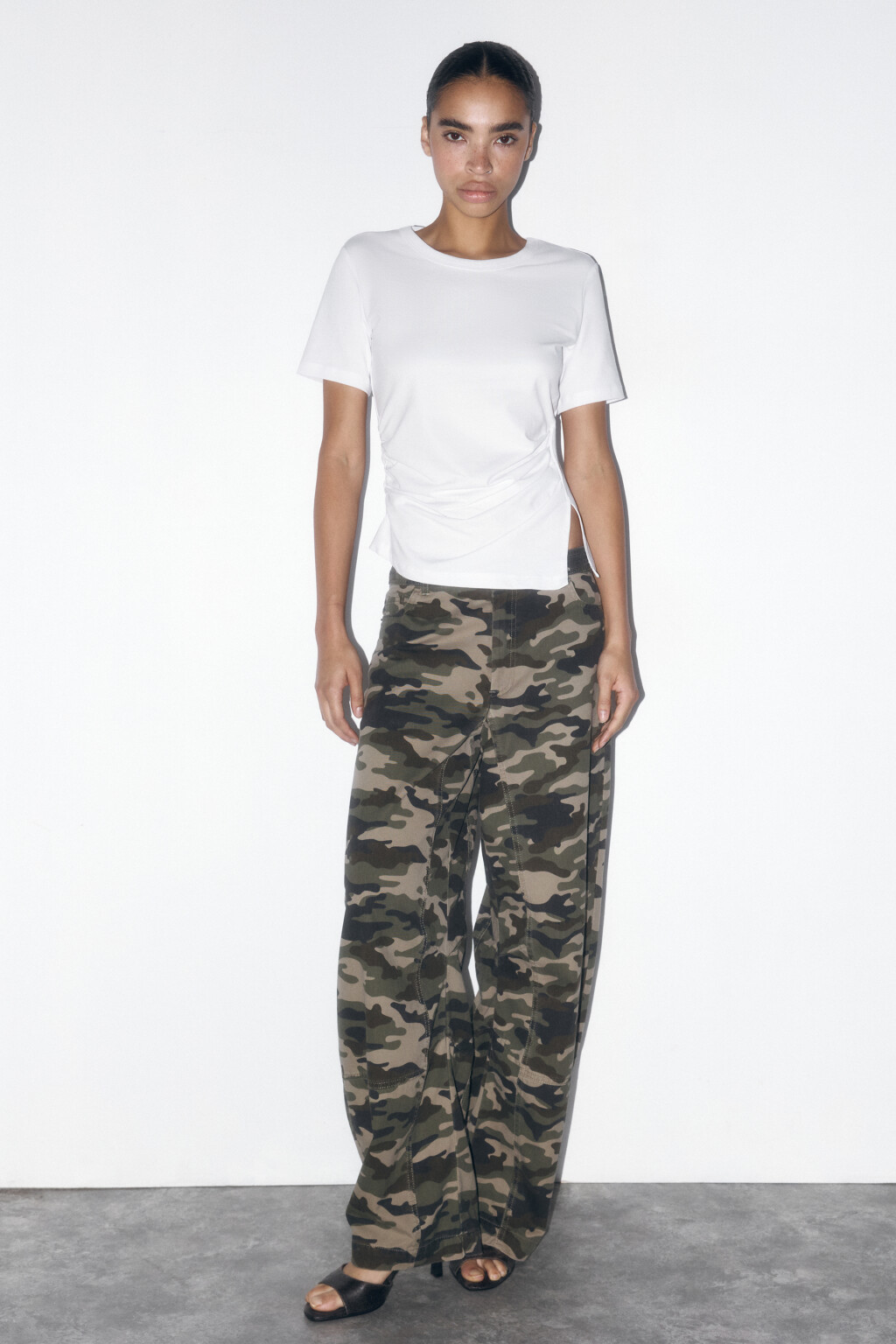 Футболка-топ с асимметричной драпировкой - цвет белый - 5