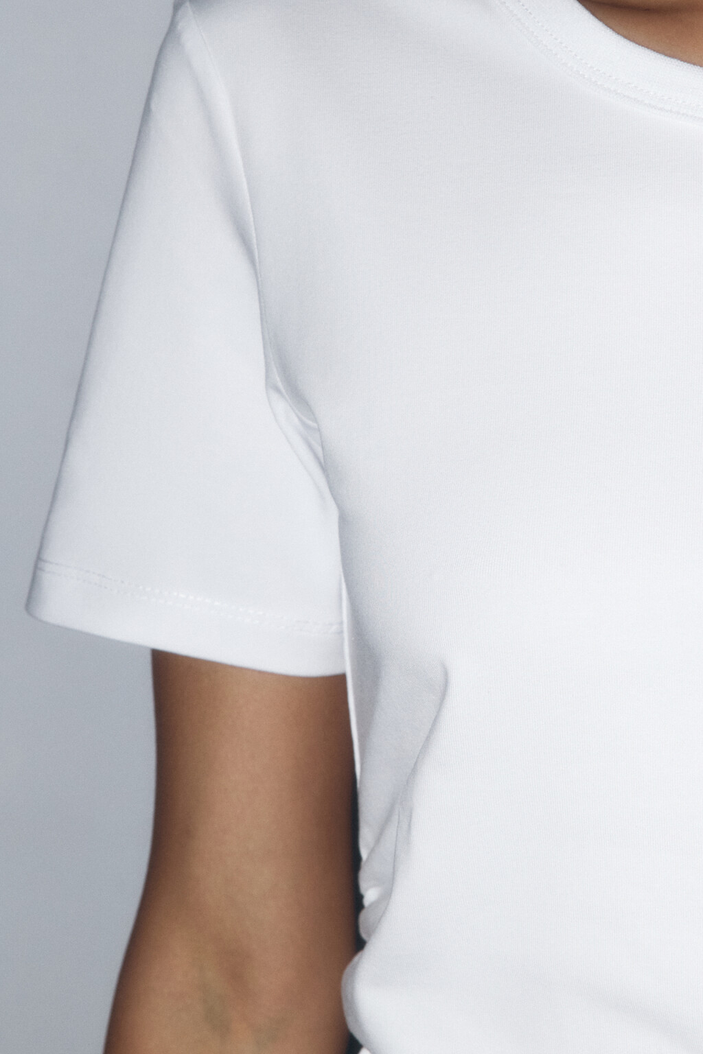 Футболка-топ с асимметричной драпировкой - цвет белый - 6