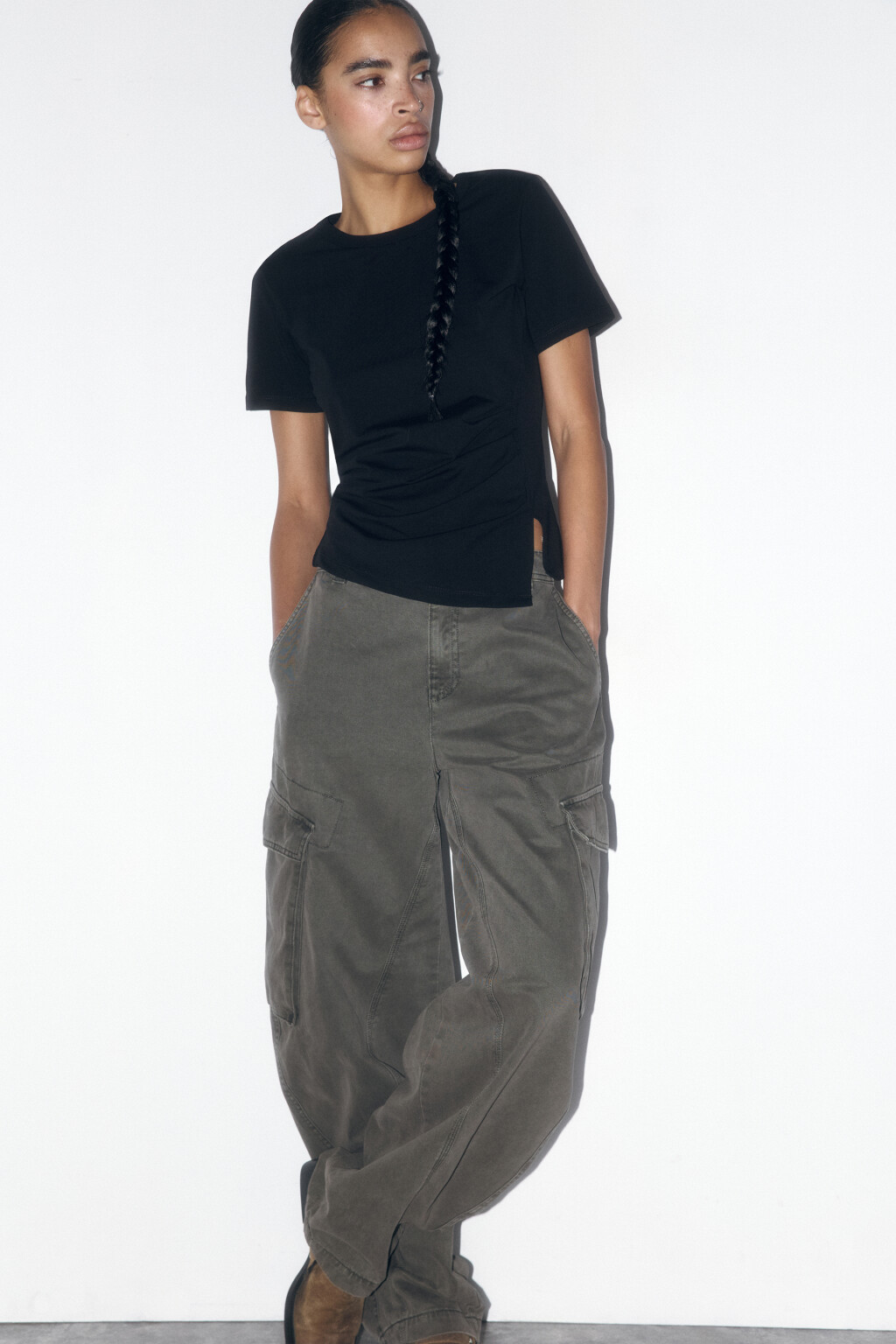 Футболка-топ с асимметричной драпировкой - цвет черный - 4