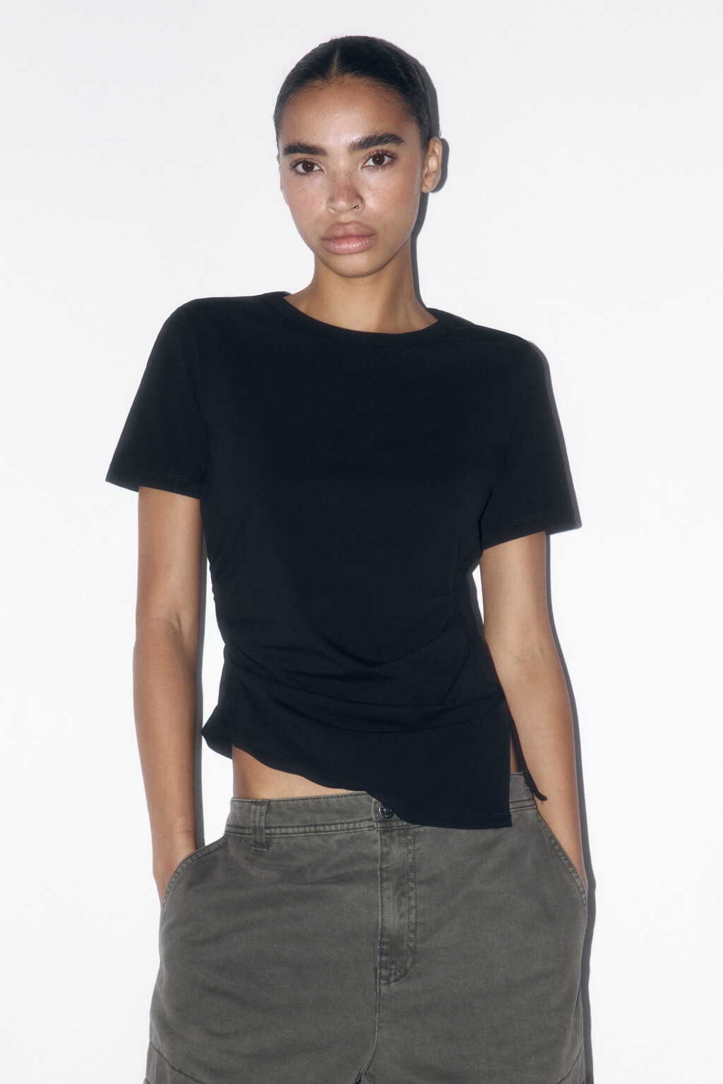 Футболка-топ с асимметричной драпировкой - цвет черный - 1