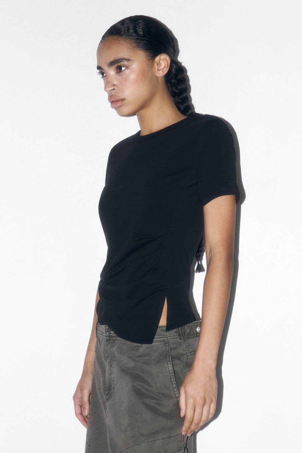 Футболка-топ с асимметричной драпировкой - цвет черный - 2