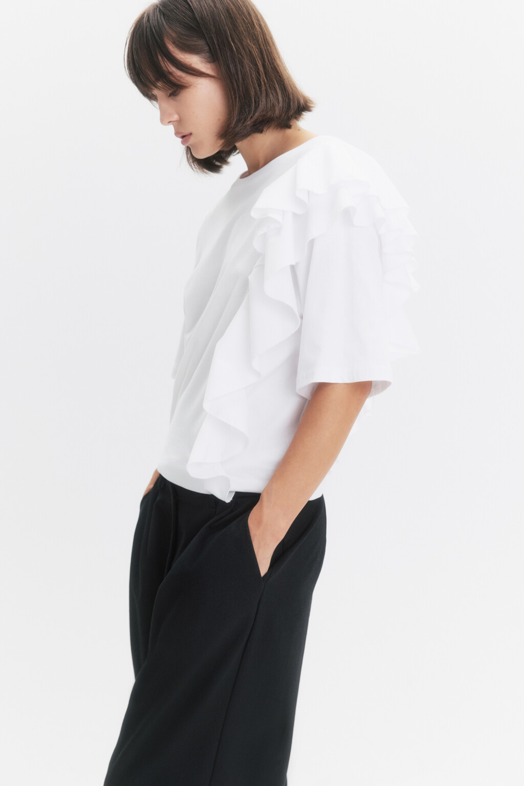 Футболка oversize с асимметричным воланом - цвет белый - 1