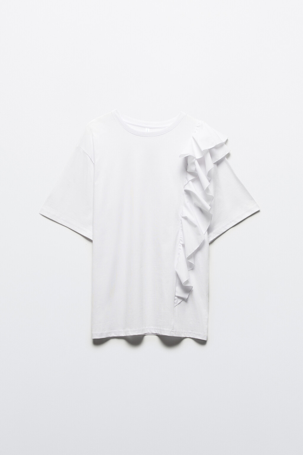 Футболка oversize с асимметричным воланом - цвет белый - 8