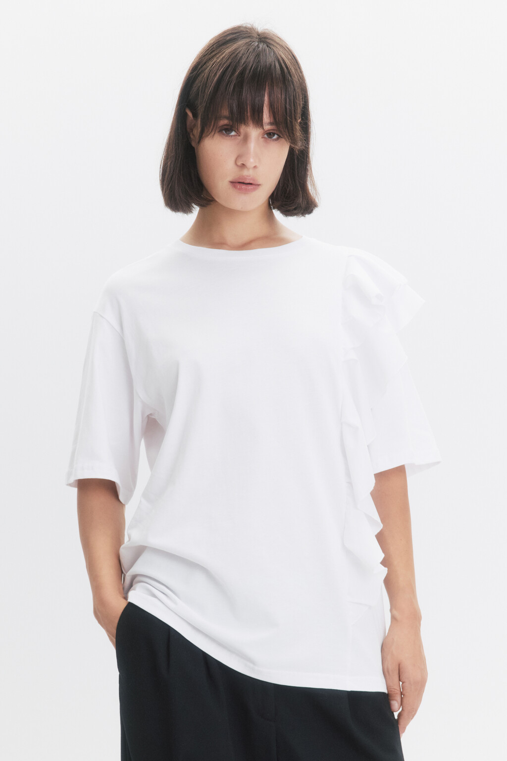 Футболка oversize с асимметричным воланом - цвет белый - 2