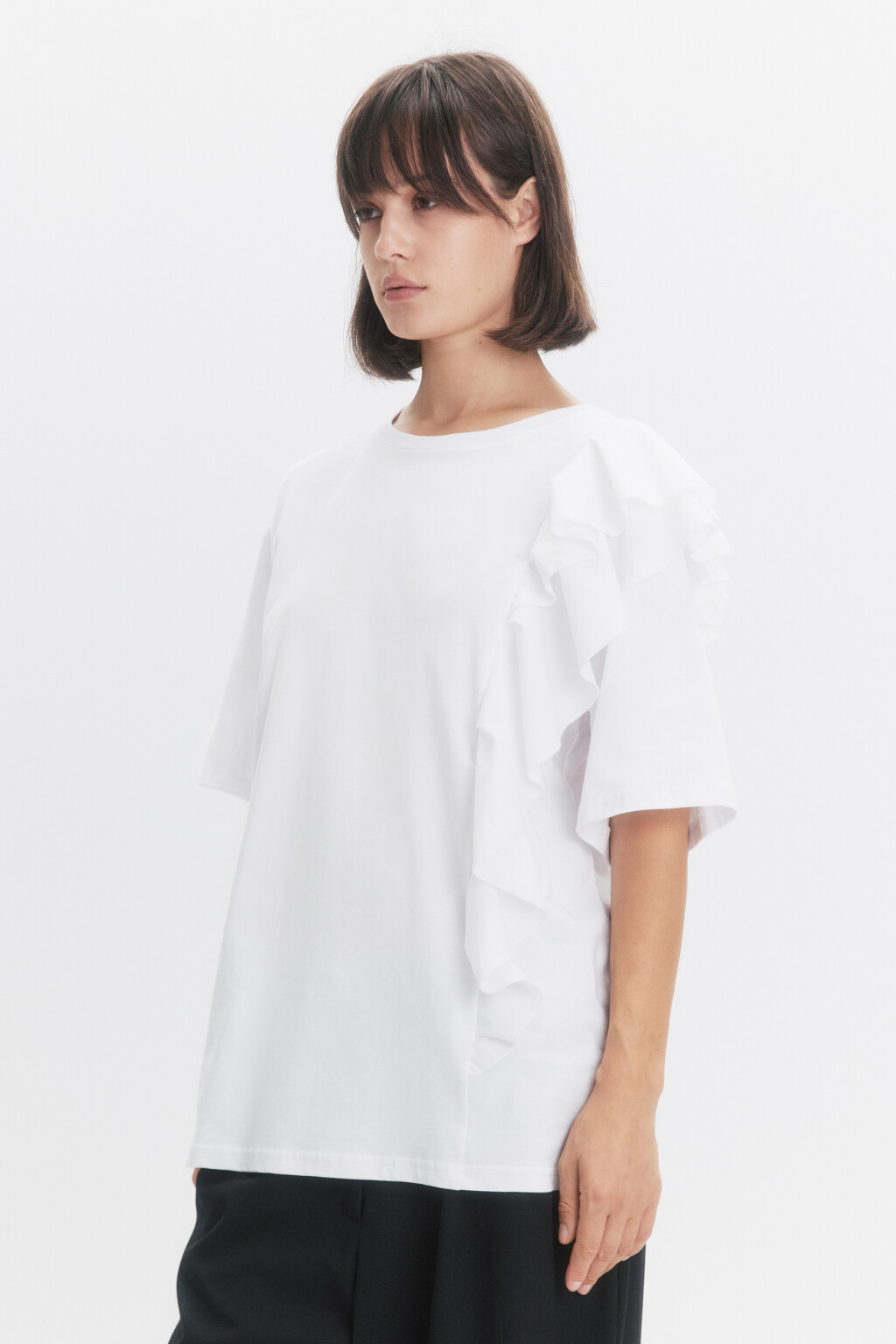 Футболка oversize с асимметричным воланом - цвет белый - 3