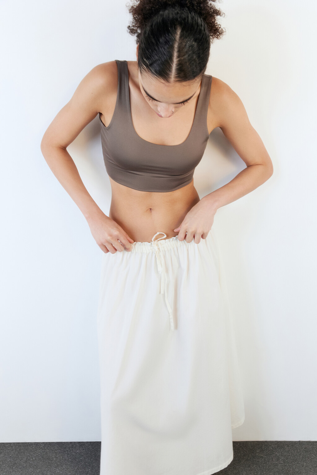 Майка-топ облегающая на широких бретелях - цвет бежевый - 1