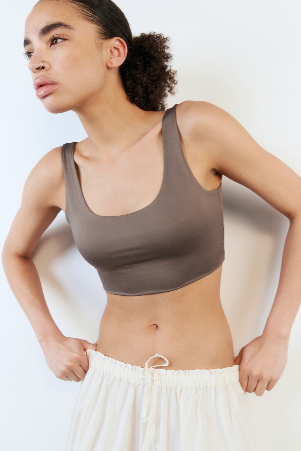 Майка-топ облегающая на широких бретелях - цвет бежевый - 2