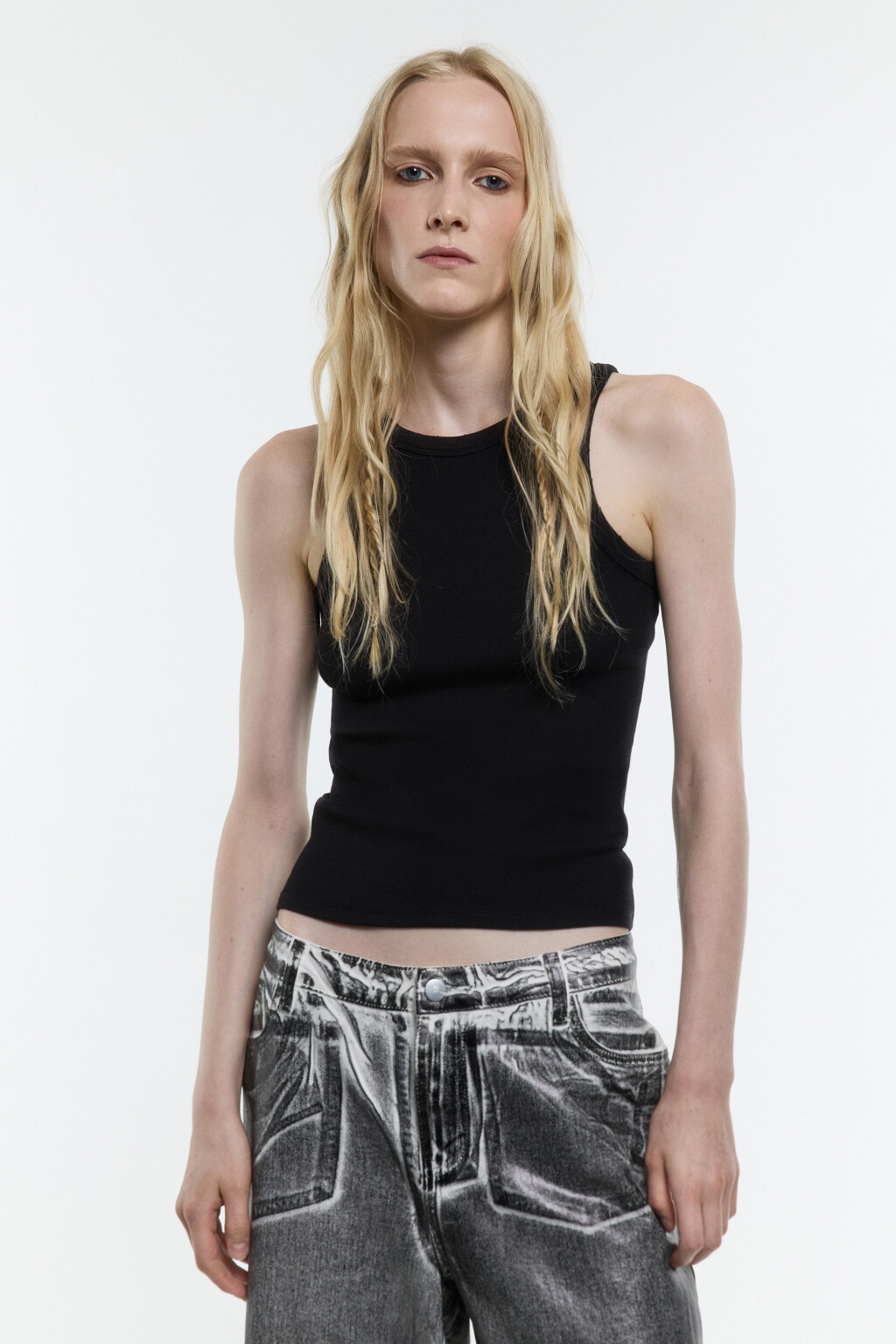 Майка в рубчик рваная с вареным эффектом - цвет черный - 2