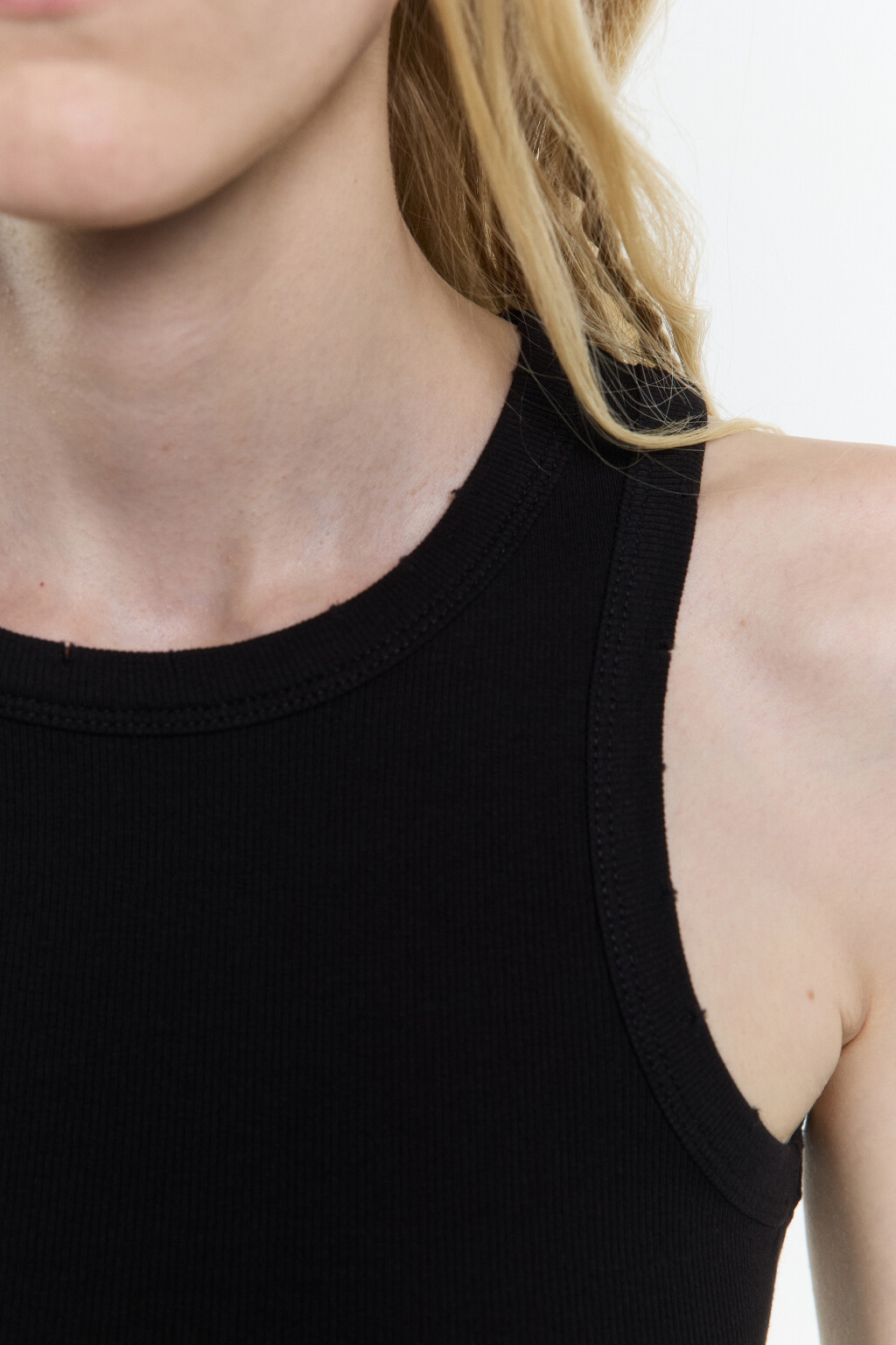 Майка в рубчик рваная с вареным эффектом - цвет черный - 6