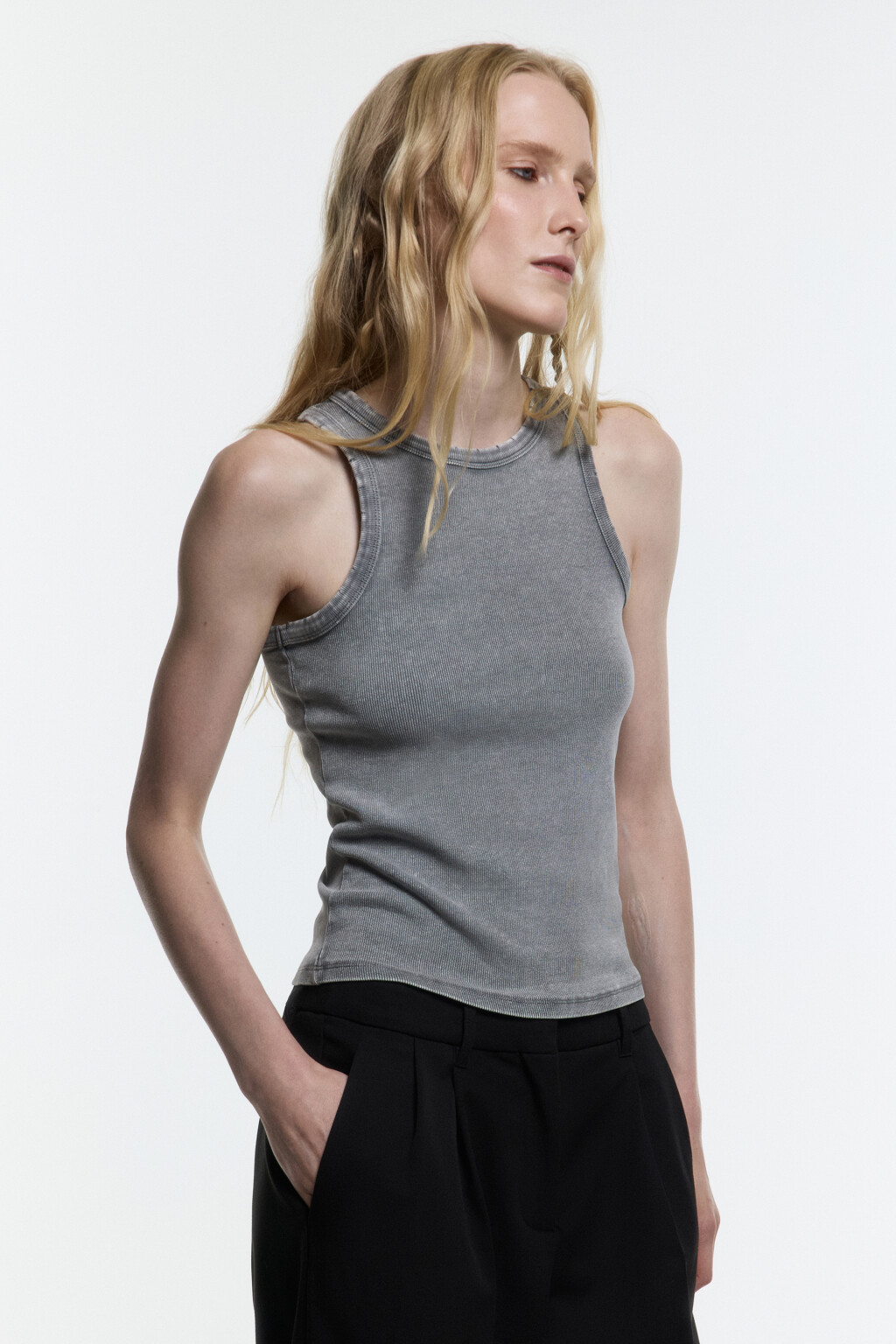 Майка в рубчик рваная с вареным эффектом - цвет бежевый - 4