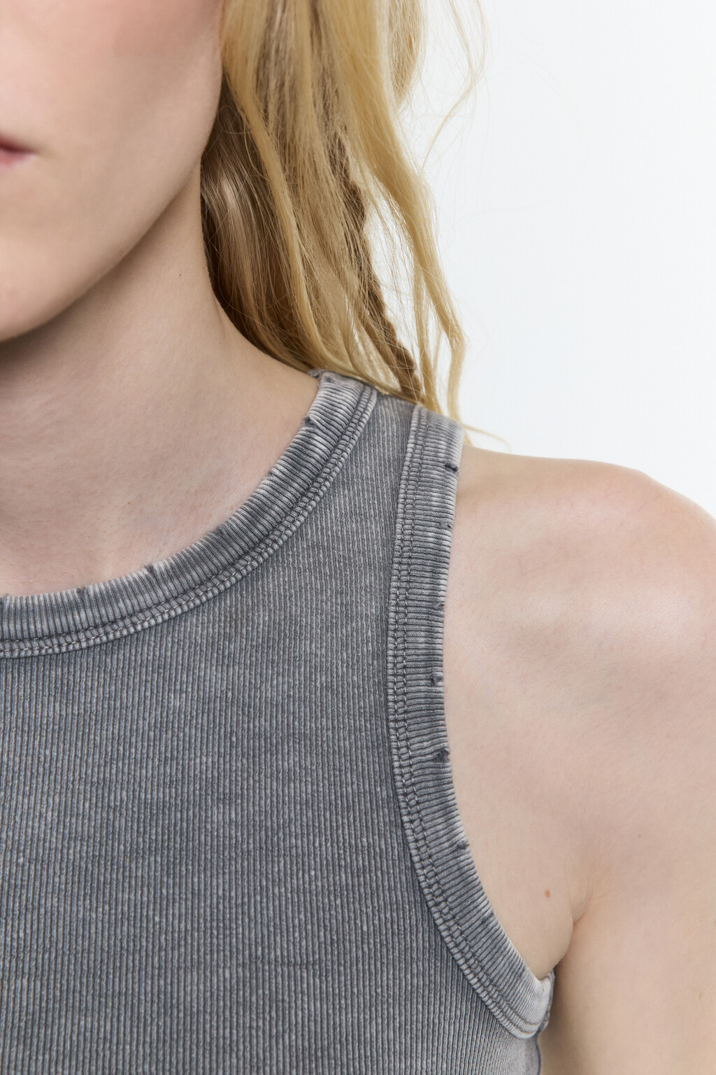 Майка в рубчик рваная с вареным эффектом - цвет бежевый - 7