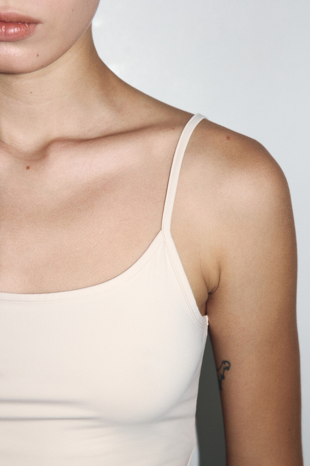 Майка облегающая на тонких бретелях - цвет бежевый - 6