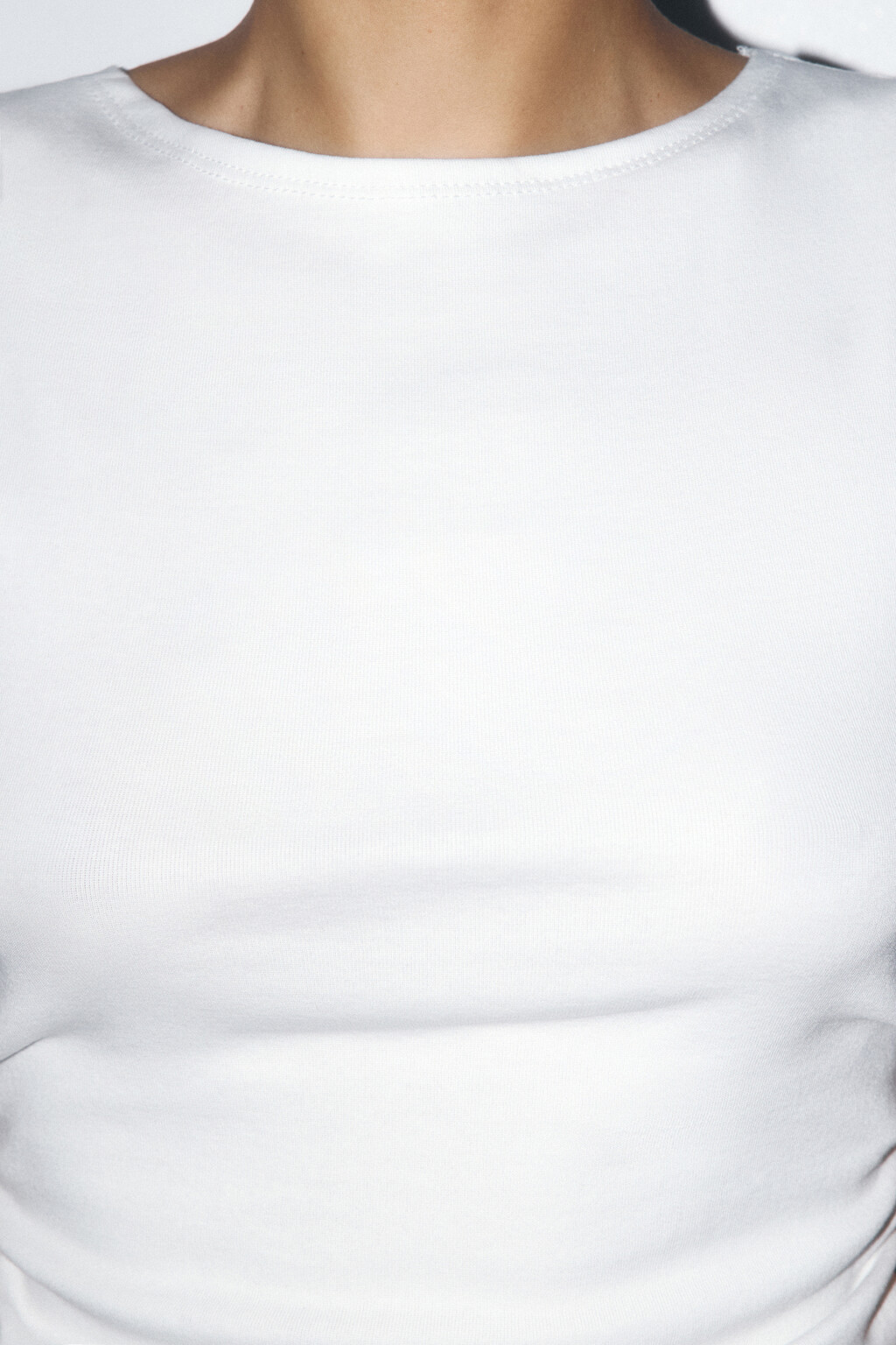 Майка хлопковая с драпировками по бокам - цвет белый - 6