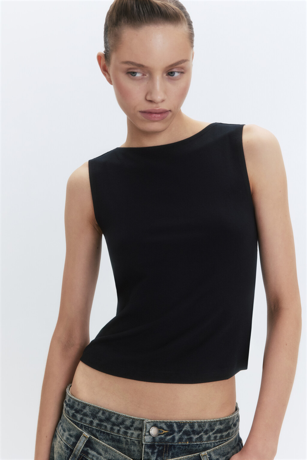 Майка вискозная с вырезом-лодочкой - цвет черный - 1