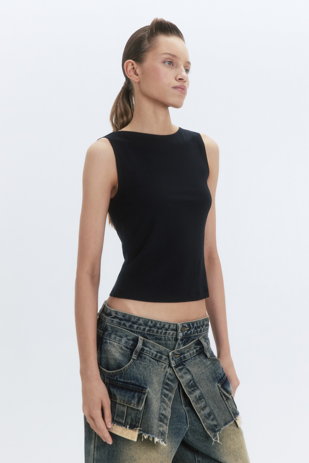 Майка вискозная с вырезом-лодочкой - цвет черный - 4