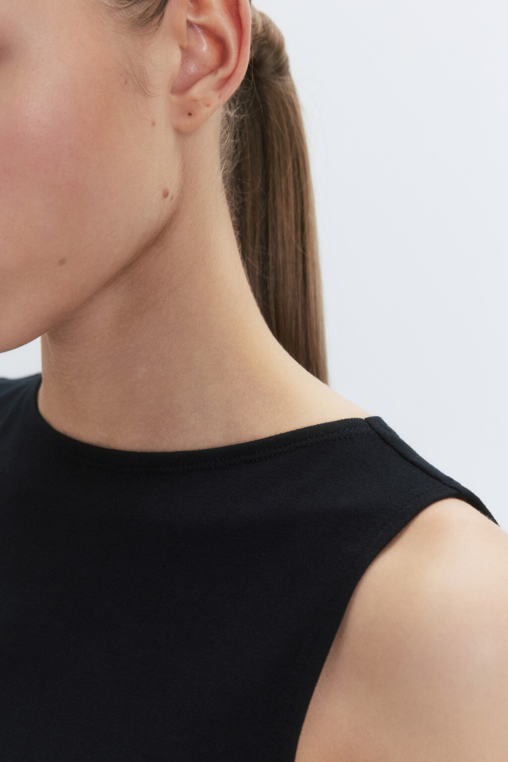 Майка вискозная с вырезом-лодочкой - цвет черный - 7