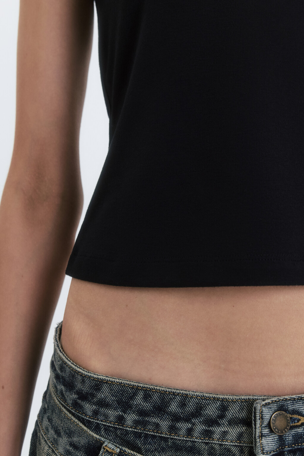Майка вискозная с вырезом-лодочкой - цвет черный - 8