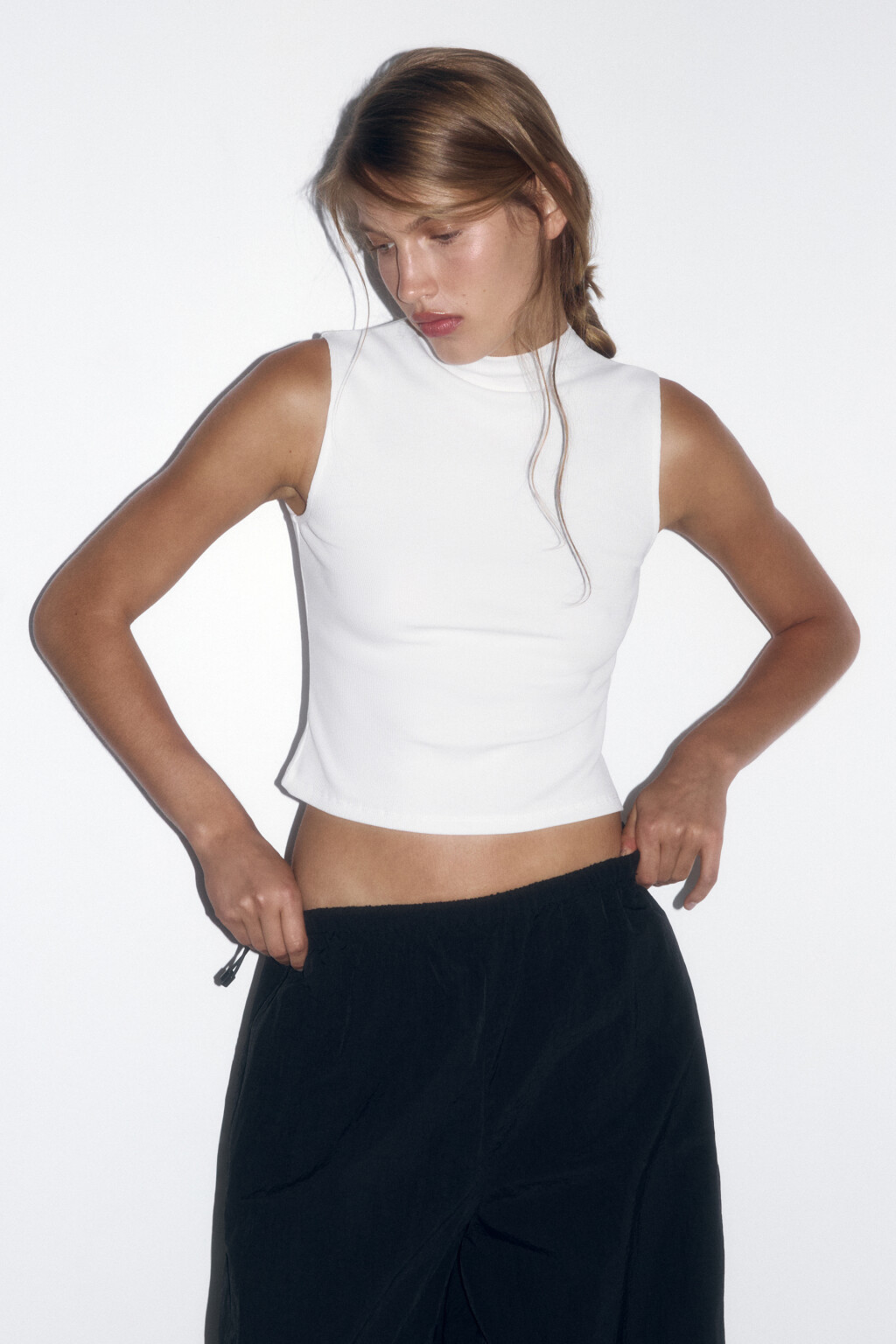 Блузка-топ облегающая в рубчик без рукавов - цвет молочный - 2