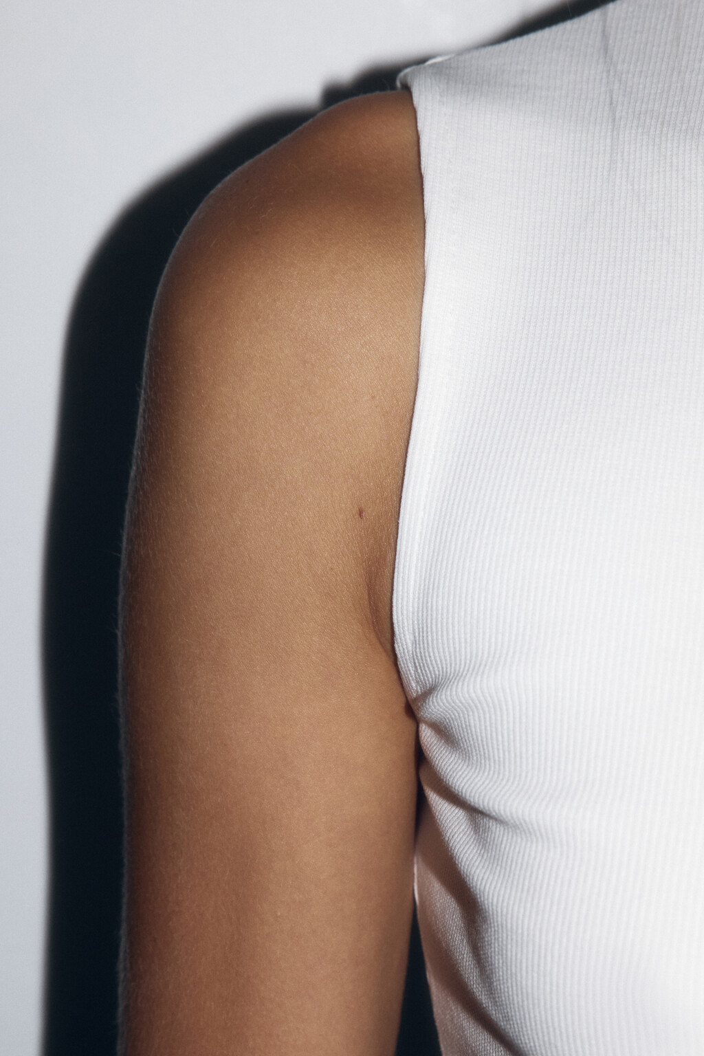 Блузка-топ облегающая в рубчик без рукавов - цвет молочный - 7