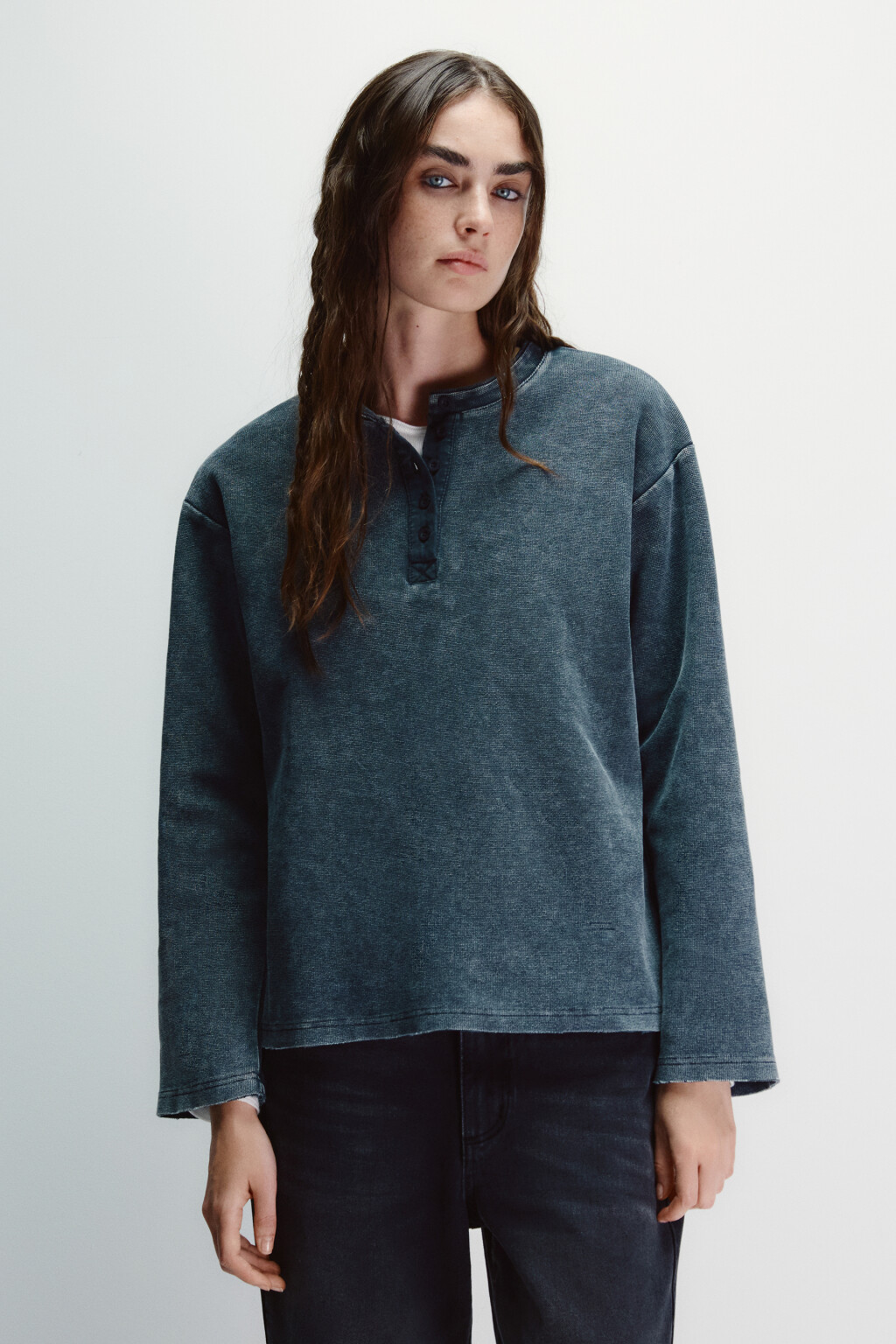 Лонгслив свободный с вареным эффектом - цвет черный - 2