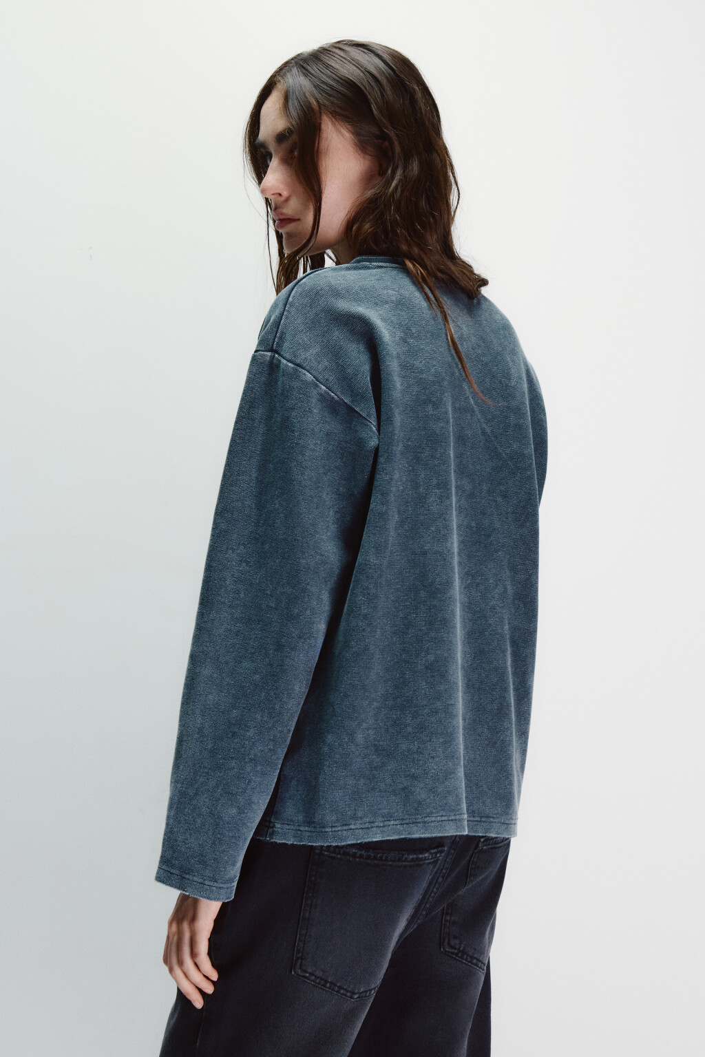 Лонгслив свободный с вареным эффектом - цвет черный - 3