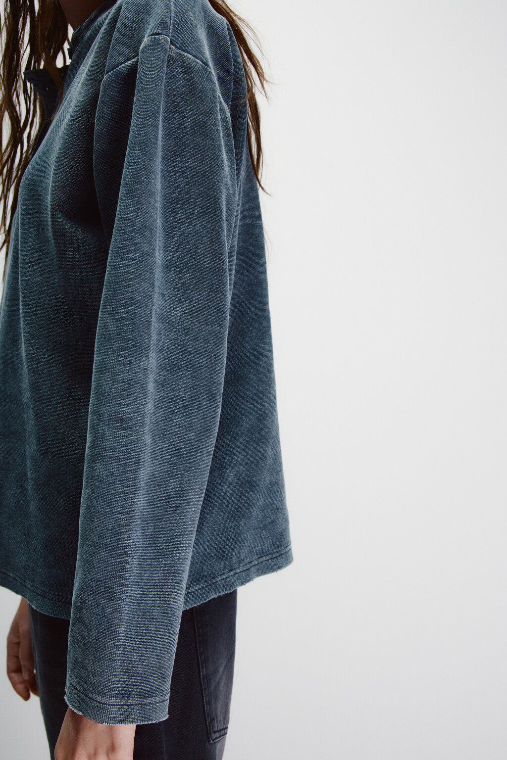 Лонгслив свободный с вареным эффектом - цвет черный - 6