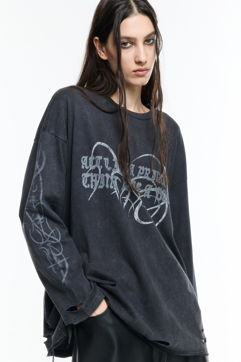 Лонгслив oversize рваный с принтом - цвет черный - 1