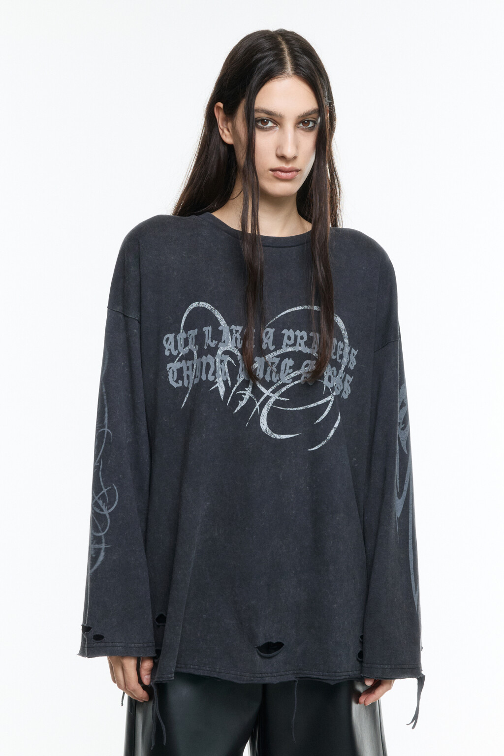 Лонгслив oversize рваный с принтом - цвет черный - 2