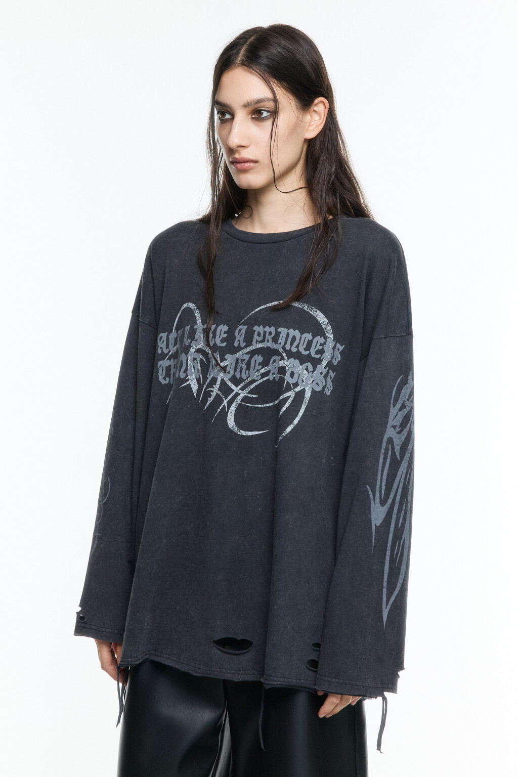 Лонгслив oversize рваный с принтом - цвет черный - 3