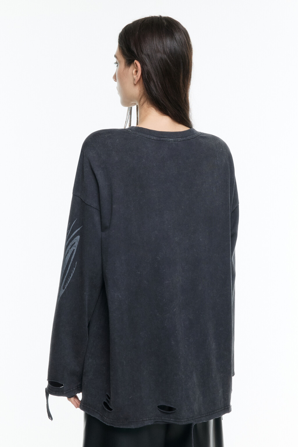 Лонгслив oversize рваный с принтом - цвет черный - 4