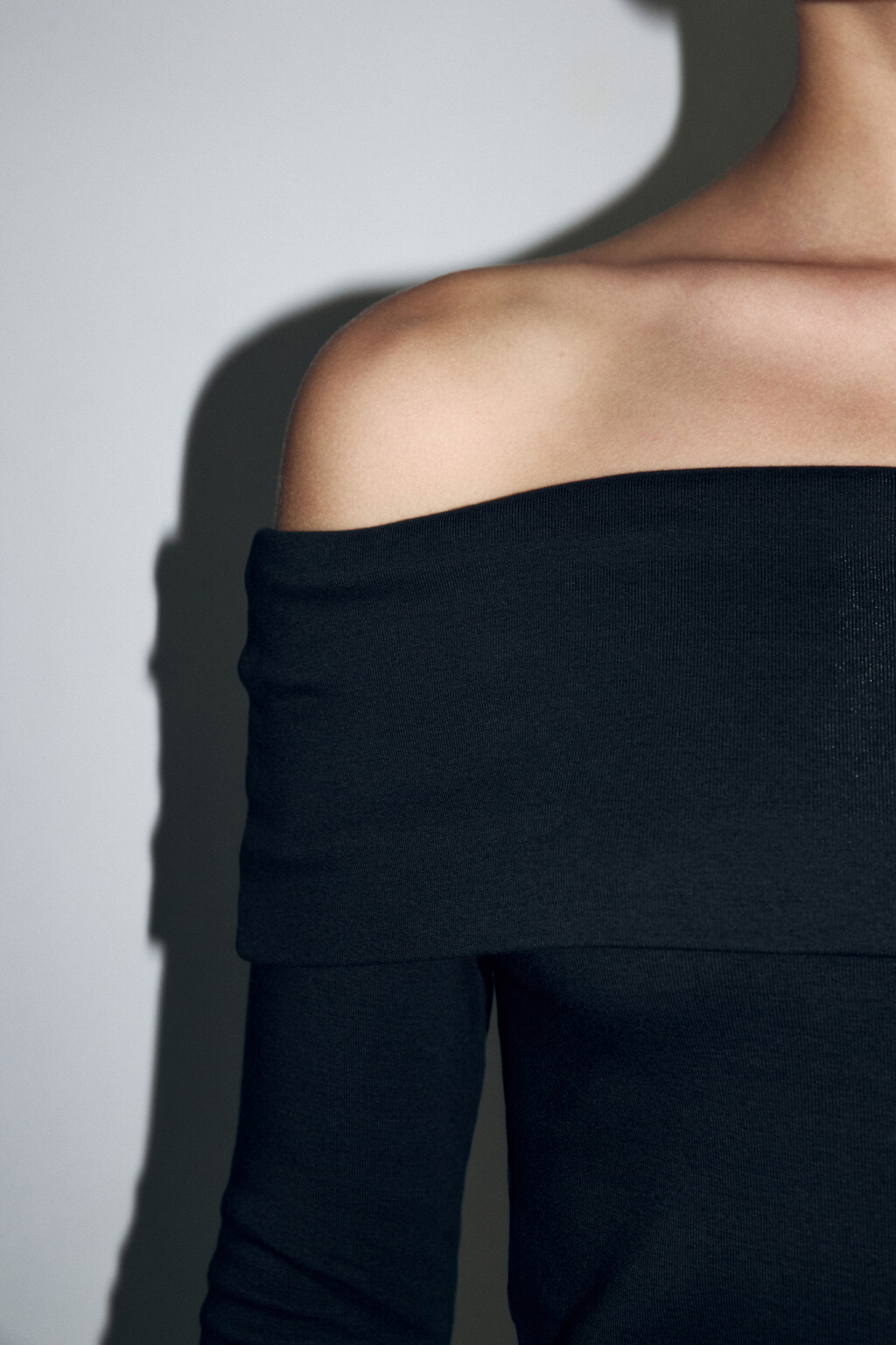 Топ-лонгслив off shoulders в рубчик - цвет черный - 6