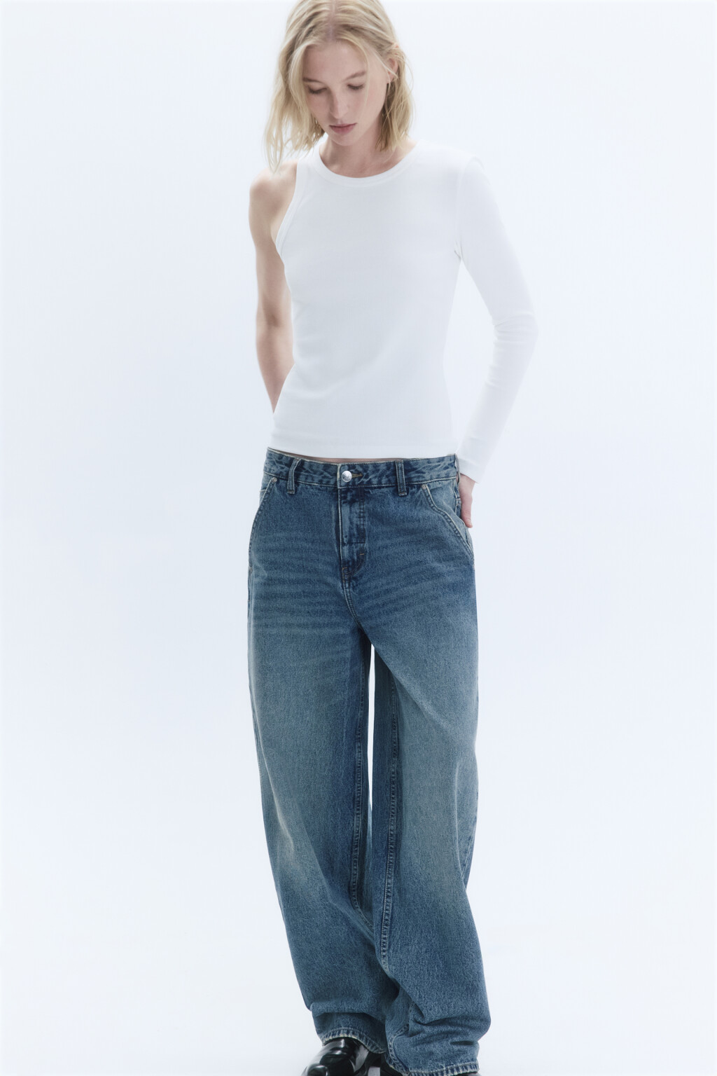 Лонгслив в рубчик с одним рукавом - цвет белый - 1