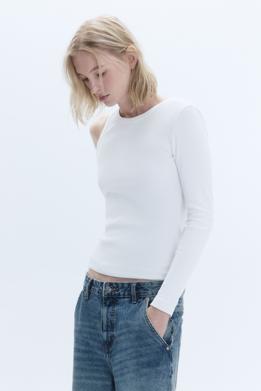 Лонгслив в рубчик с одним рукавом - цвет белый - 3