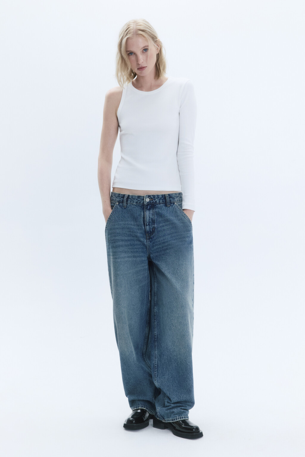 Лонгслив в рубчик с одним рукавом - цвет белый - 5