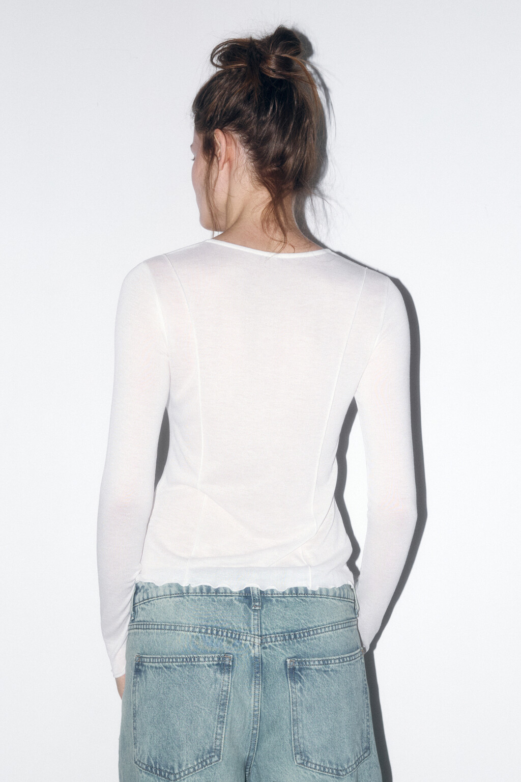 Лонгслив приталенный с волнистыми краями - цвет белый - 4