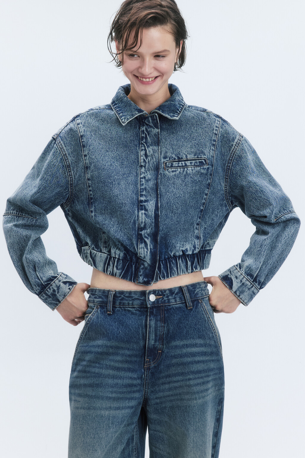 Куртка-бомбер джинсовая с резинкой по низу - цвет темный тинт - 2