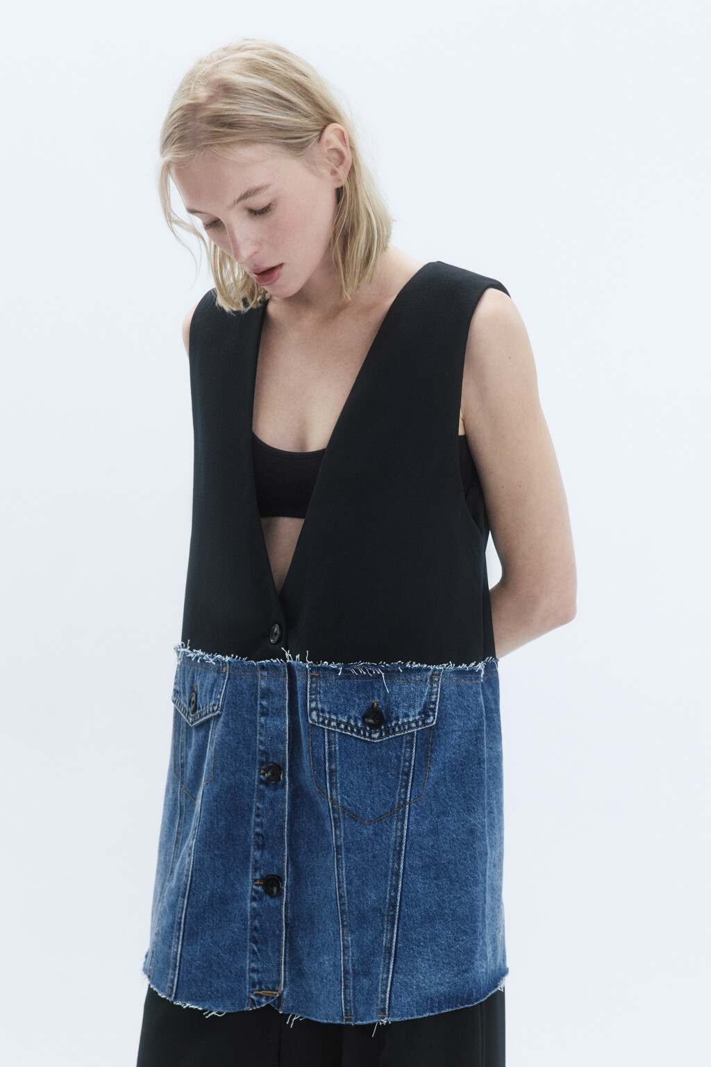 Жилет oversize из комбинированных тканей - цвет голубой - 4