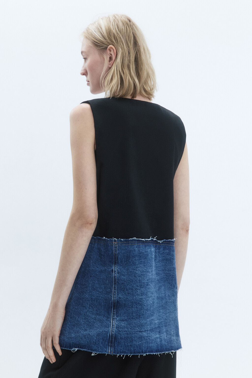 Жилет oversize из комбинированных тканей - цвет голубой - 5