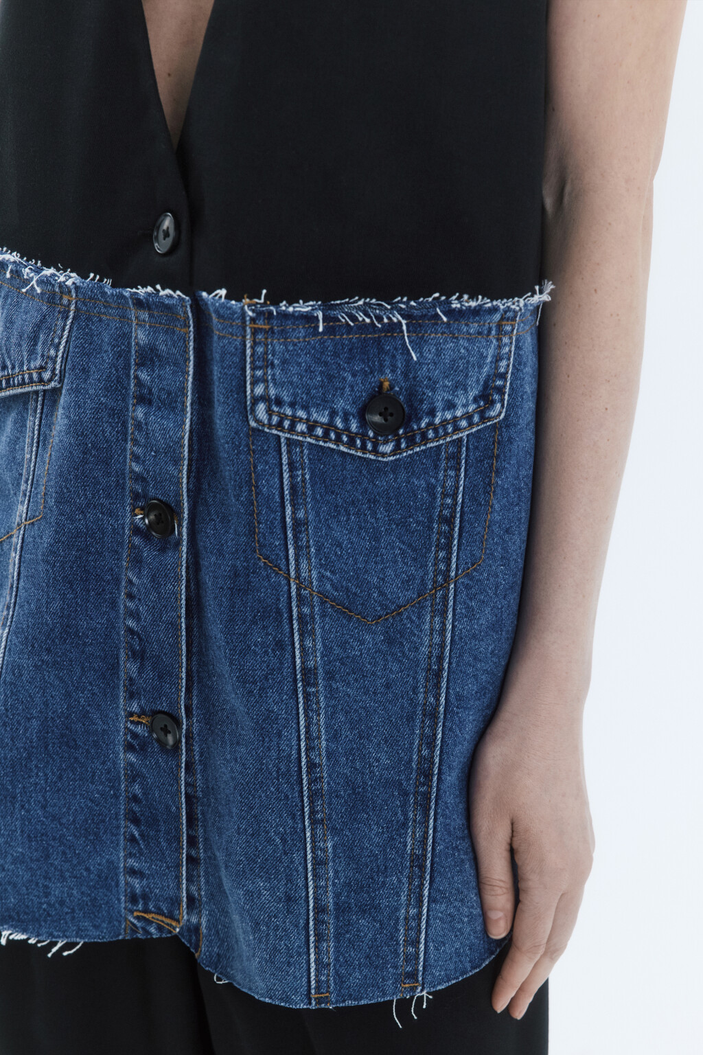 Жилет oversize из комбинированных тканей - цвет голубой - 6