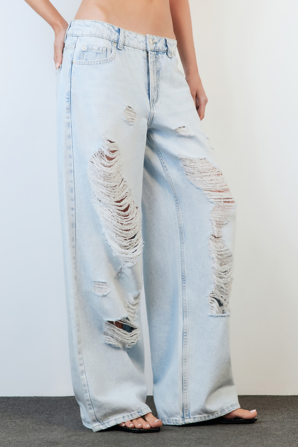 Джинсы рваные широкие с низкой посадкой - цвет голубой - 3