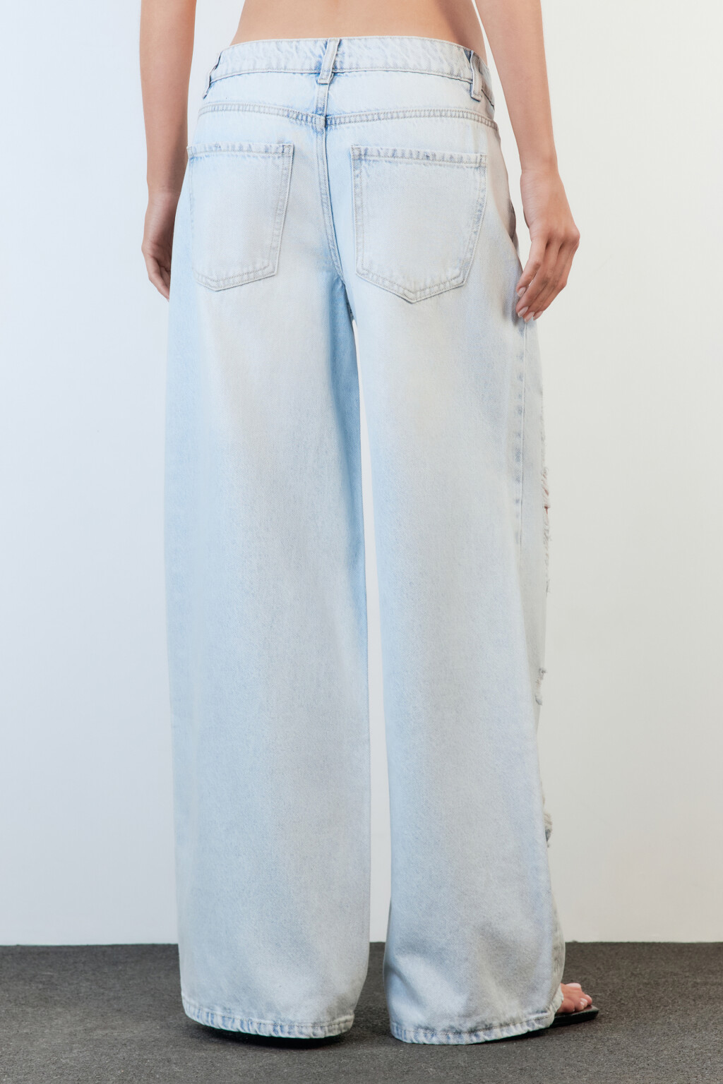 Джинсы рваные широкие с низкой посадкой - цвет голубой - 4
