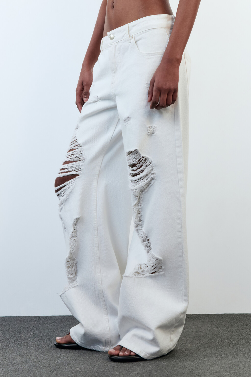 Джинсы рваные широкие с низкой посадкой - цвет белый - 3